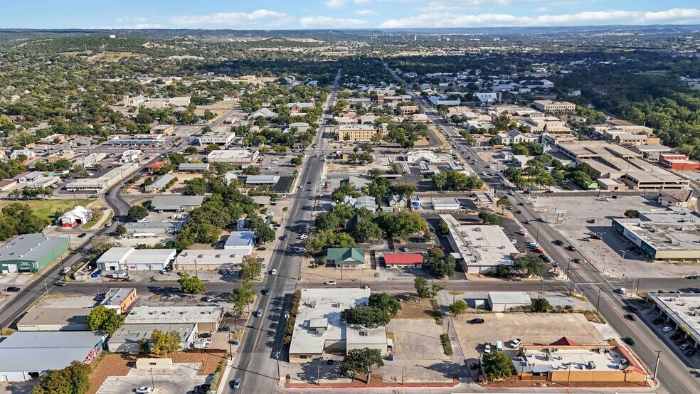 More Photos Of 429 Jefferson St, Kerrville Light Manufacturing For Sale