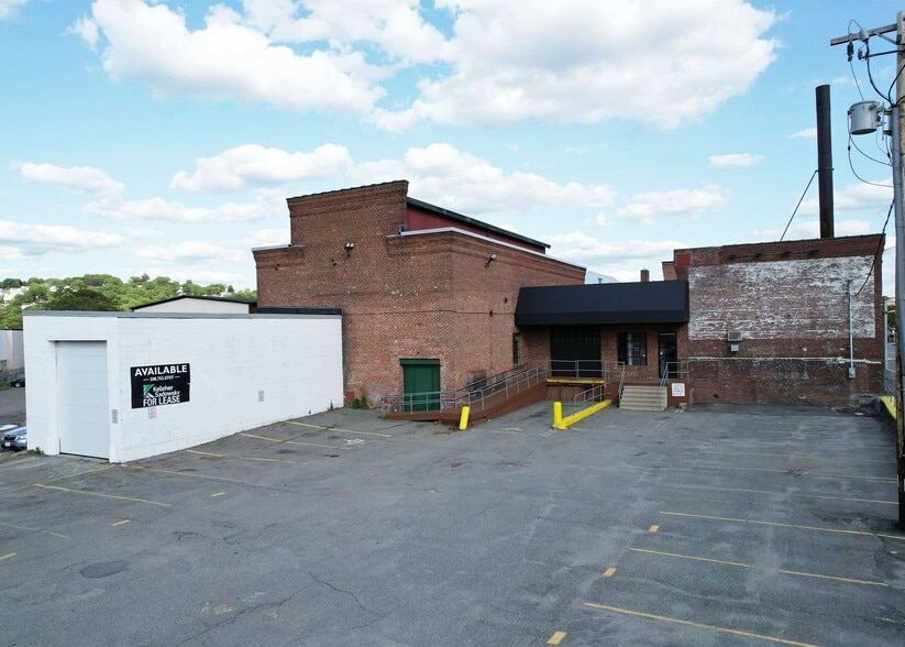 More Photos Of 112 Grove St, Worcester Showroom For Lease