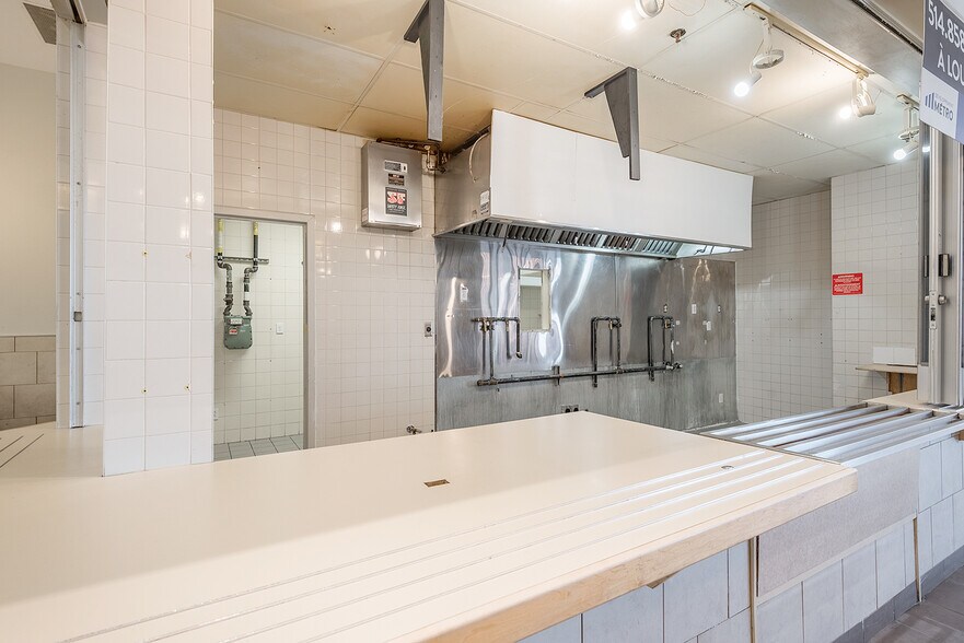 More Photos Of 740 Boul de la Côte-Vertu, Montréal Freestanding For Lease