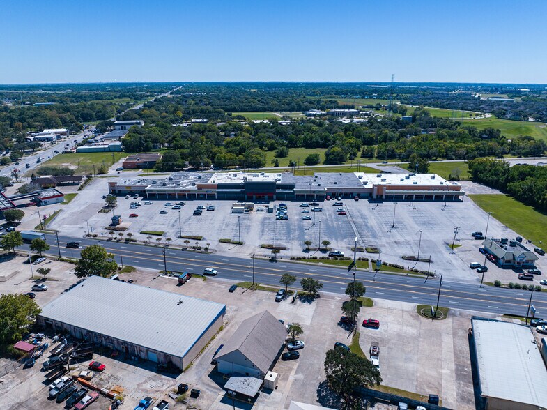 More Photos Of 151-395 W Main St, League City Unknown For Lease