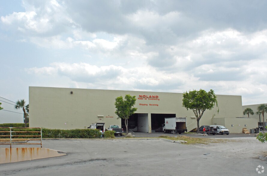More Photos Of 2011-2031 NW 89th Pl, Miami Showroom For Lease
