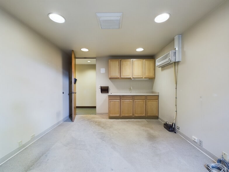 More Photos Of 545 SE Oak St, Hillsboro Medical For Sale
