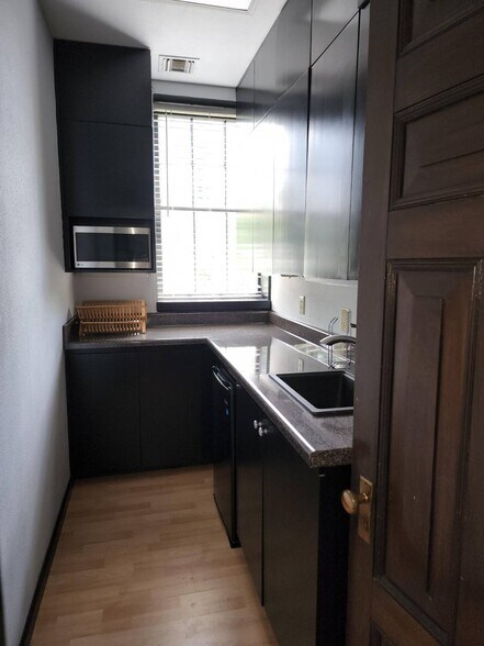 More Photos Of 3155 Roswell Rd NE, Atlanta Office For Sale