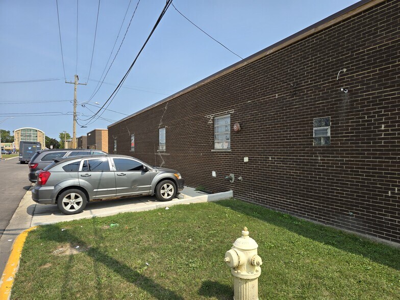 More Photos Of 921 Main St, Melrose Park Warehouse For Lease