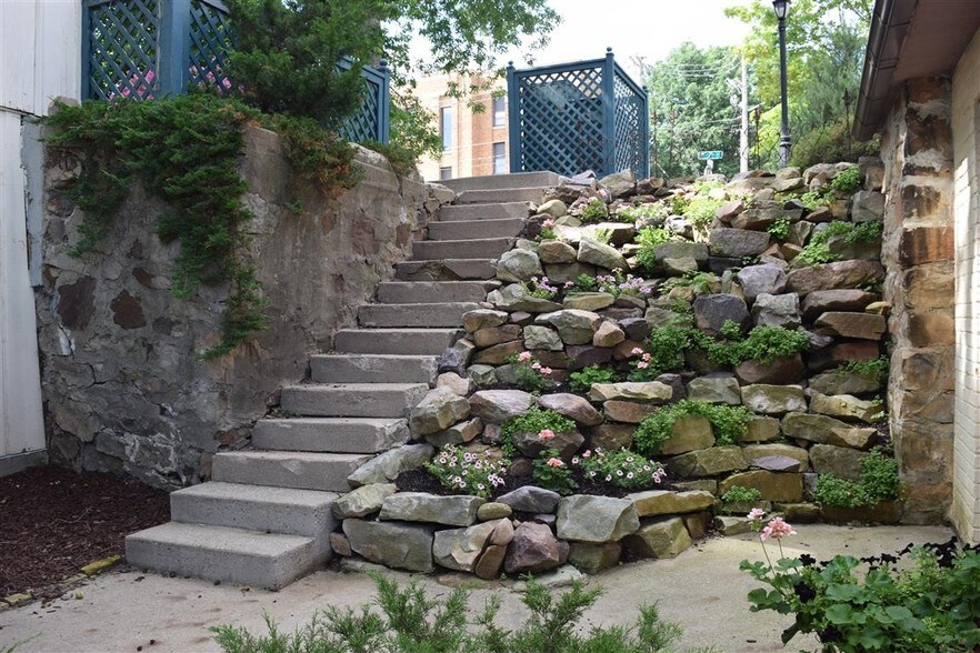 More Photos Of 138 1st St, Baraboo Office For Sale