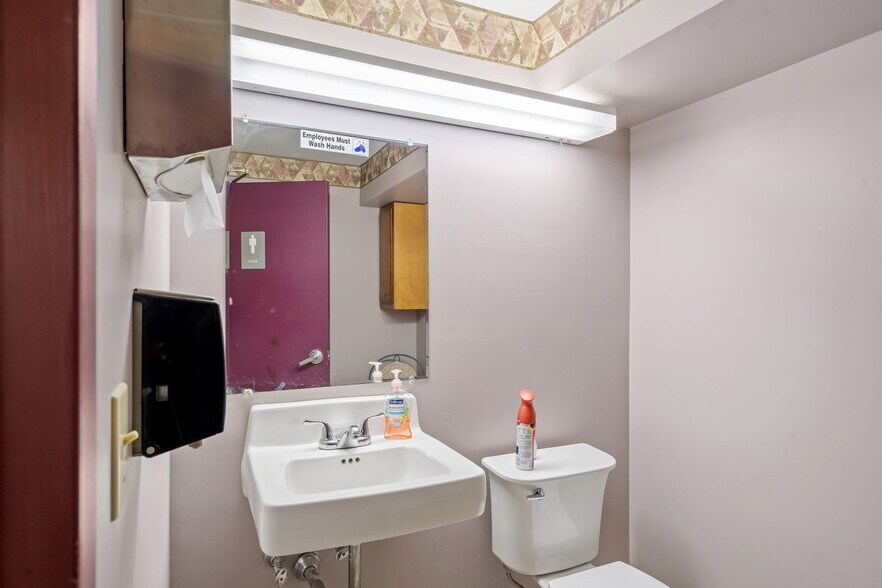 More Photos Of 1624 Union St, Schenectady Freestanding For Lease