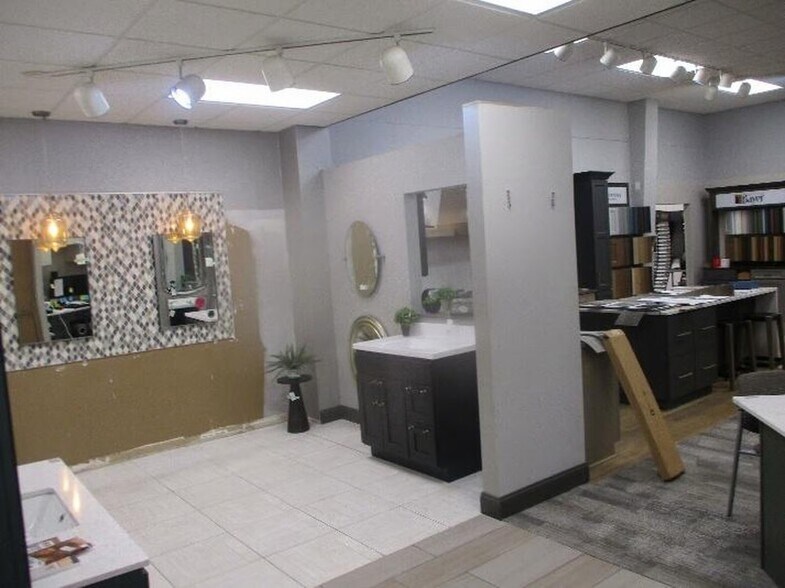 More Photos Of 100 19th St NW, Willmar Showroom For Sale