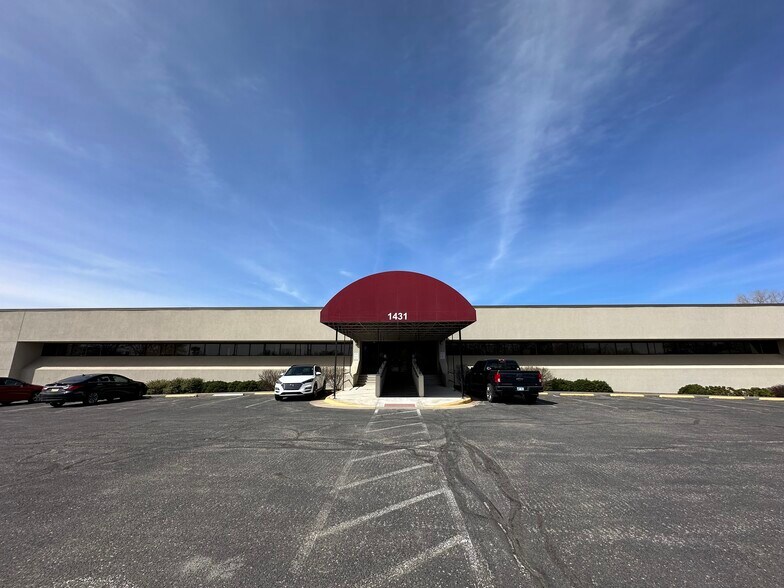 More Photos Of 1431 S Bluffview St, Wichita Medical For Lease