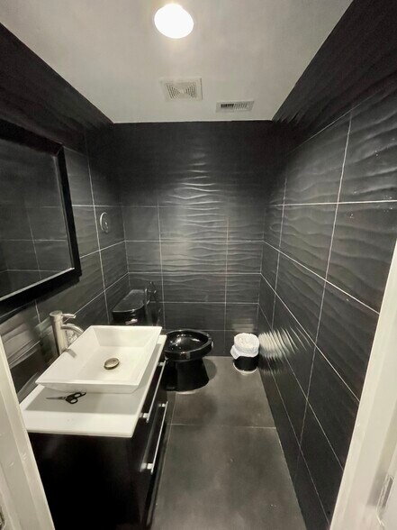 More Photos Of 1313 Shaver St, Pasadena Auto Dealership For Lease