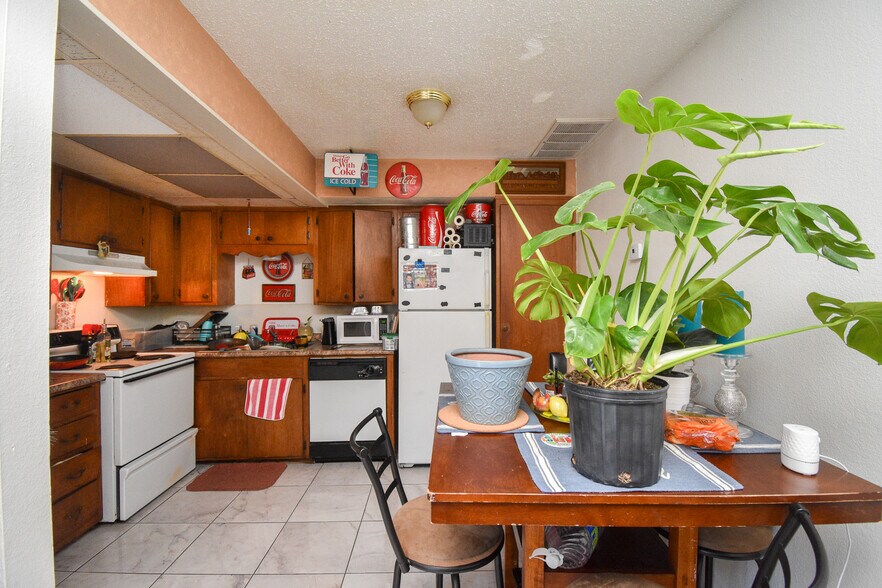 More Photos Of 1805 Rosemary Ave, Victoria Apartments For Sale