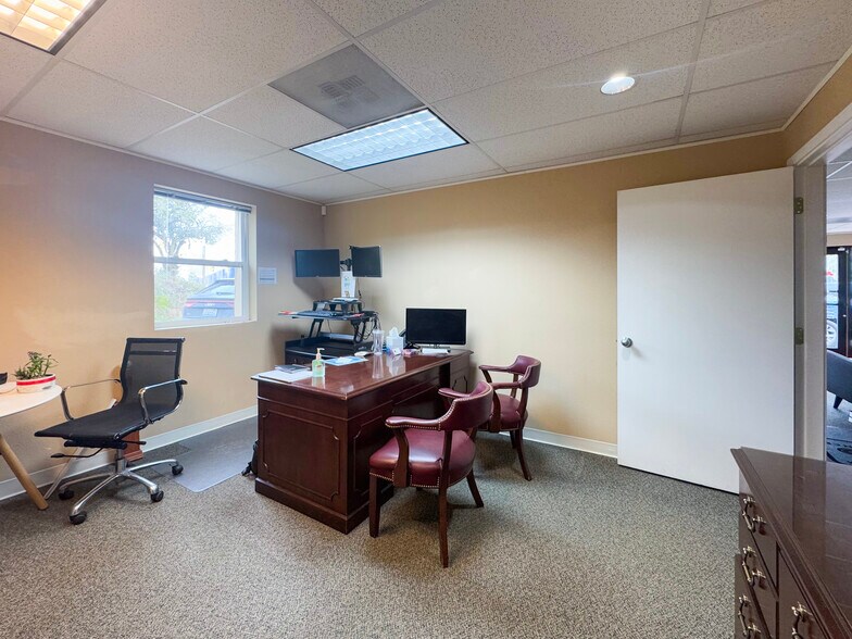 More Photos Of 12705 Renton Ave S, Seattle Office For Sale