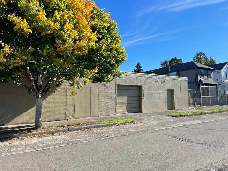More Photos Of 2052-2056 N Lombard St, Portland Storefront For Lease