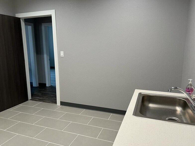 More Photos Of 800 Bonaventure Way, Sugar Land Medical For Sale