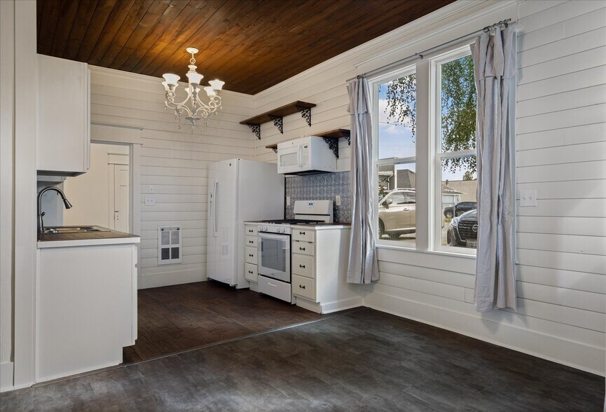 More Photos Of 619 Commercial Ave, Anacortes Storefront Retail Office For Sale