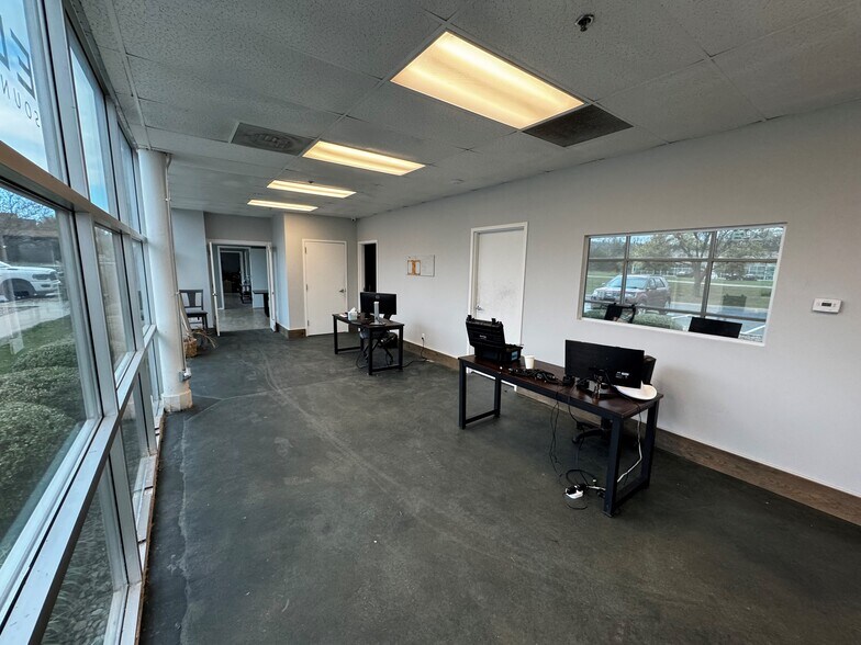 More Photos Of 8301 NW 101st Ter, Kansas City Flex For Lease
