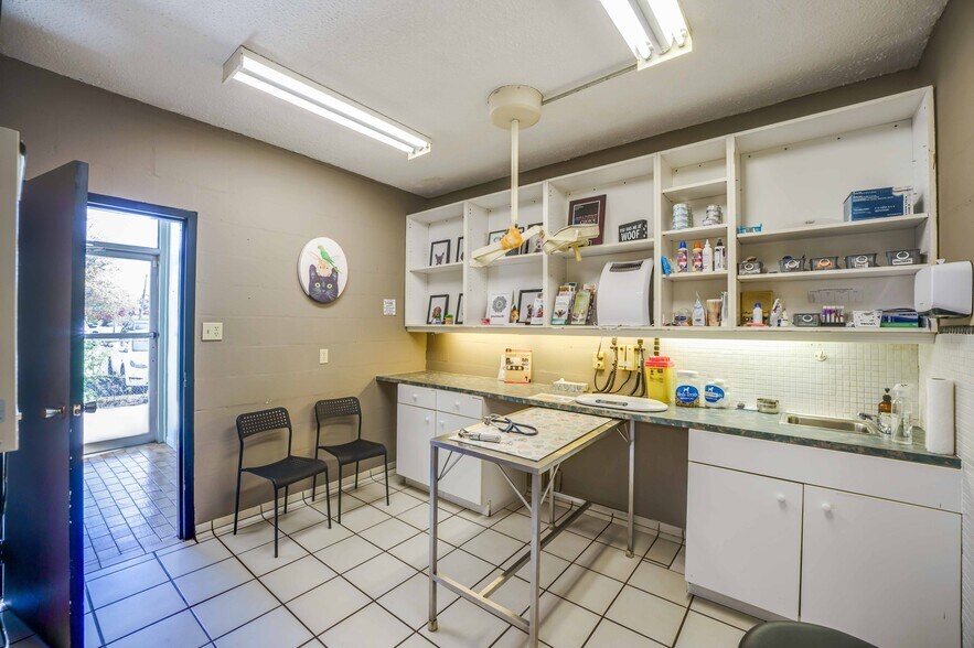 More Photos Of 475 Enfield Rd, Burlington Veterinarian Kennel For Sale