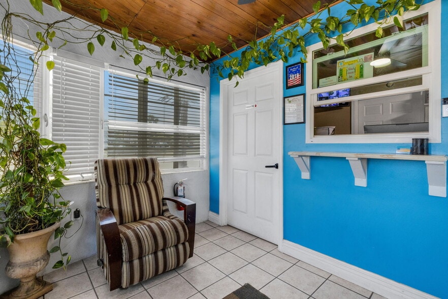 More Photos Of 340 Tamiami Trl S, Venice Hotel For Sale