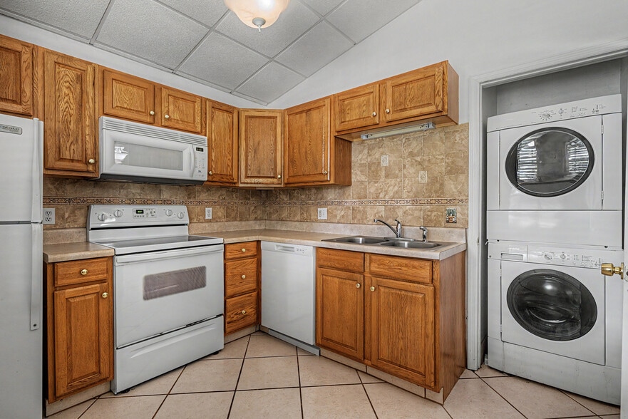 More Photos Of 2160 Laurence Dr, Clearwater Office For Sale