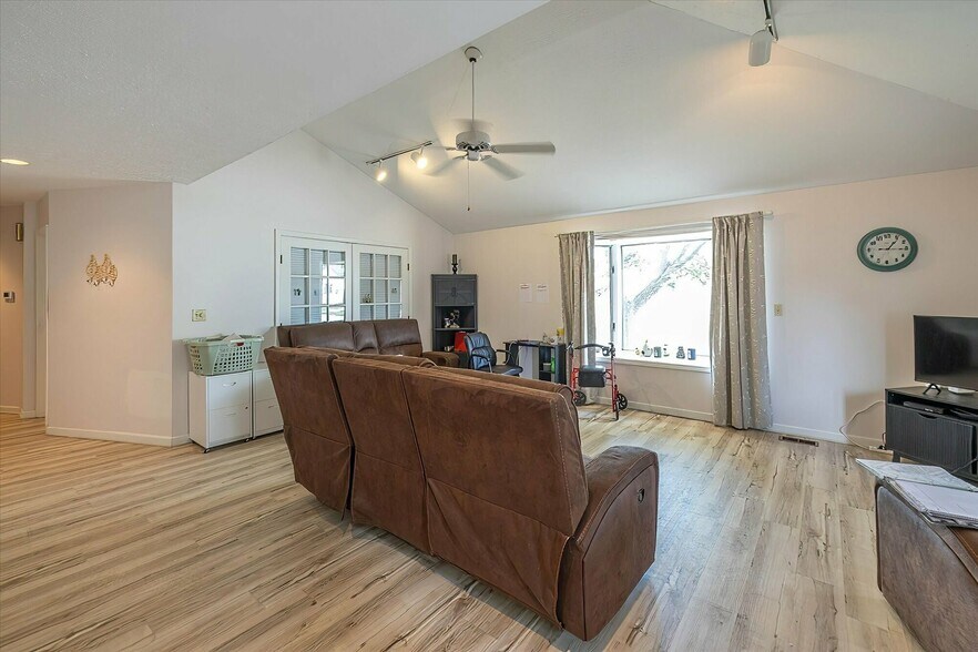 More Photos Of 714 College Dr, Anderson Apartments For Sale