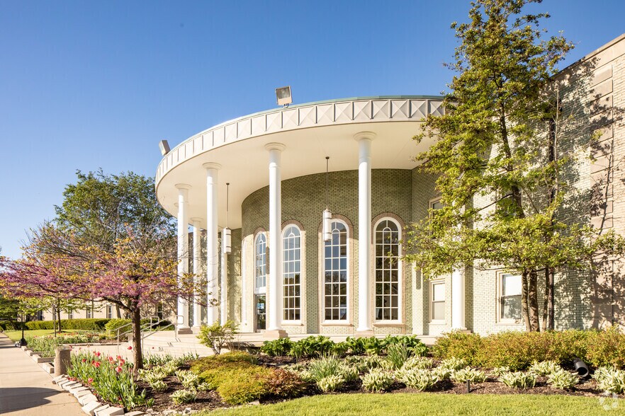 More Photos Of 2720 S River Rd, Des Plaines Office For Sale