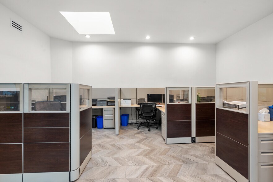More Photos Of 4041 Wilshire Blvd, Los Angeles Office For Lease