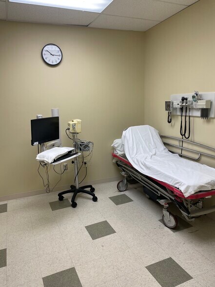 More Photos Of 10050 Roosevelt Blvd, Philadelphia Storefront For Lease