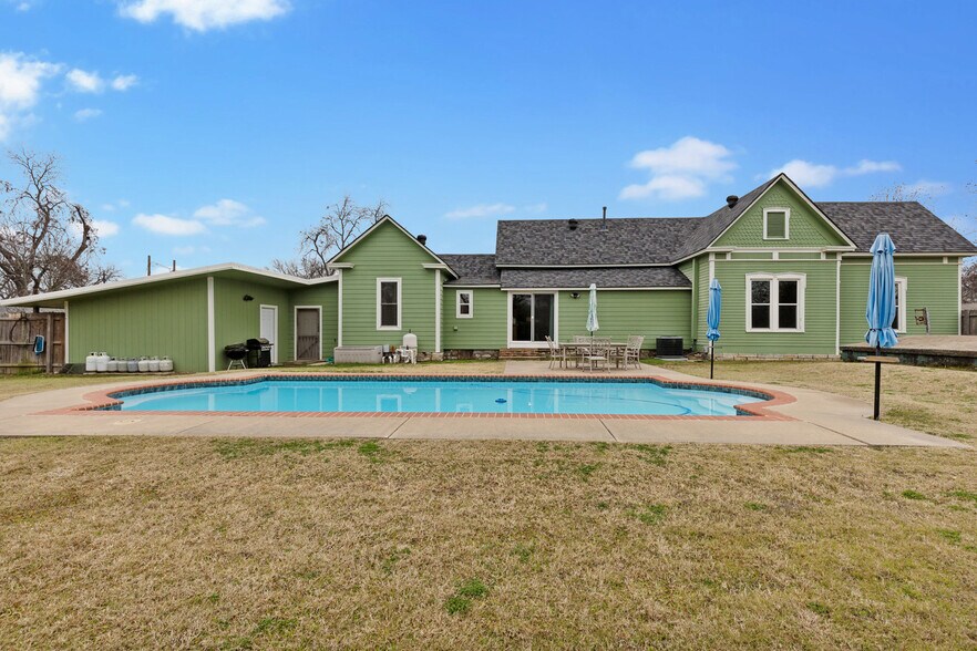 More Photos Of 512 N Travis St, Granbury Hospitality For Sale