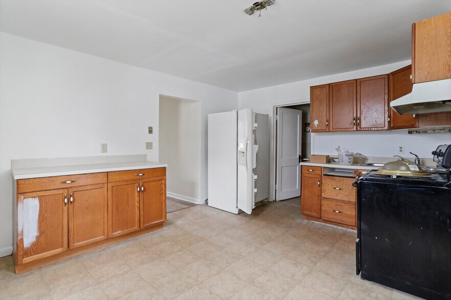 More Photos Of 102-104 N Main St, Edinburg Storefront Retail Residential For Sale