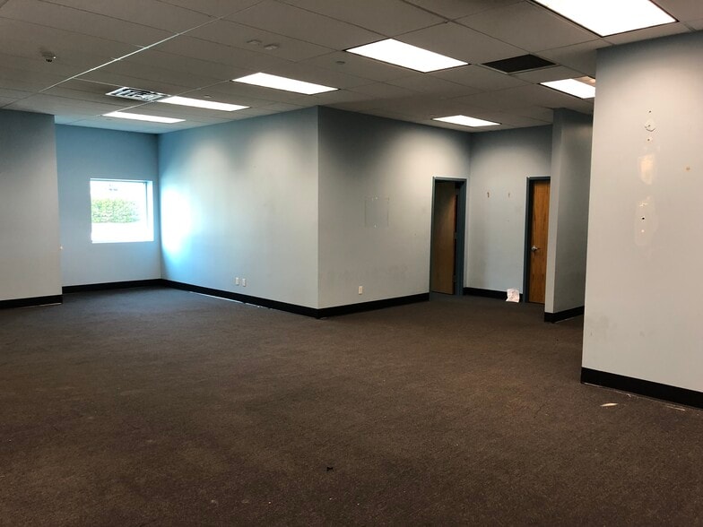 More Photos Of 700 Hicksville Rd, Bethpage Warehouse For Lease