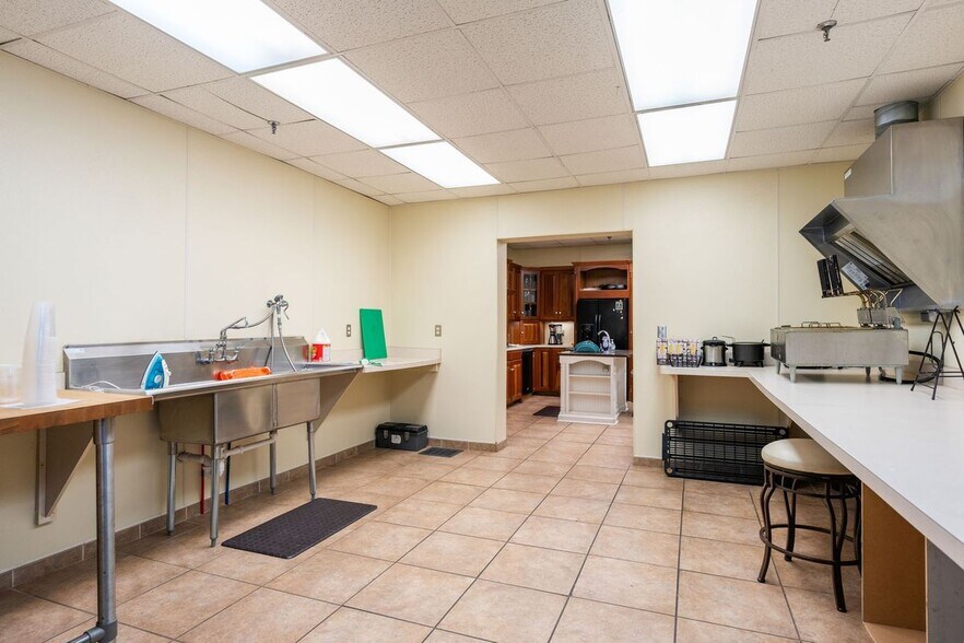 More Photos Of 1320 E Washington St, Louisville Light Manufacturing For Sale