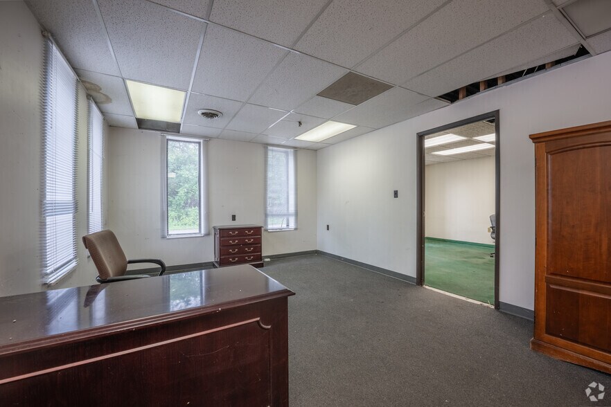 More Photos Of 500 N Bell Ave, Carnegie Warehouse For Lease