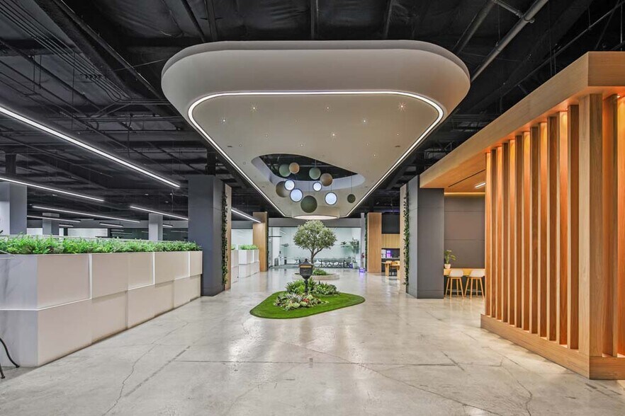 More Photos Of 2250 Maple Ave, Los Angeles Warehouse For Sale