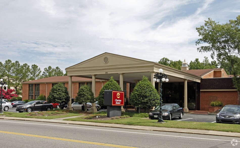 More Photos Of 351 York St, Williamsburg Hotel For Lease