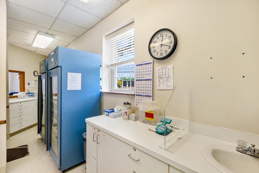 More Photos Of 17770 Mack Ave, Grosse Pointe Medical For Lease