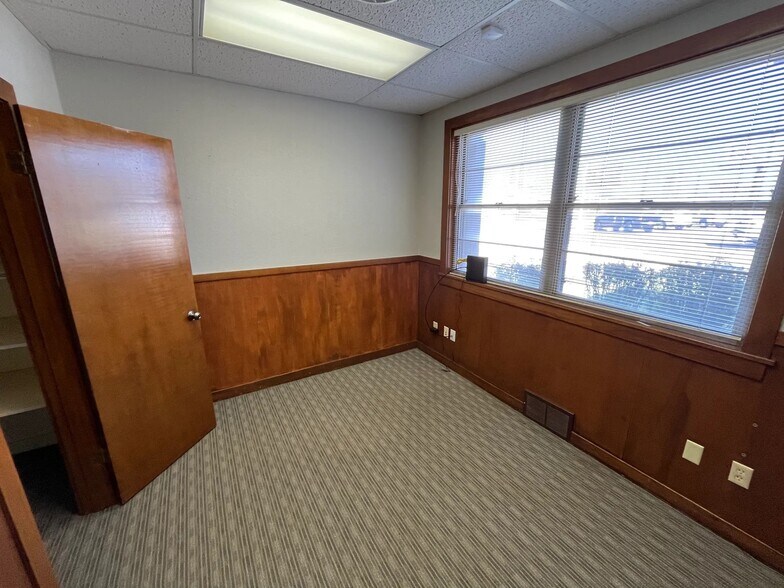 More Photos Of 209 S Pioneer Dr, Abilene Flex For Lease