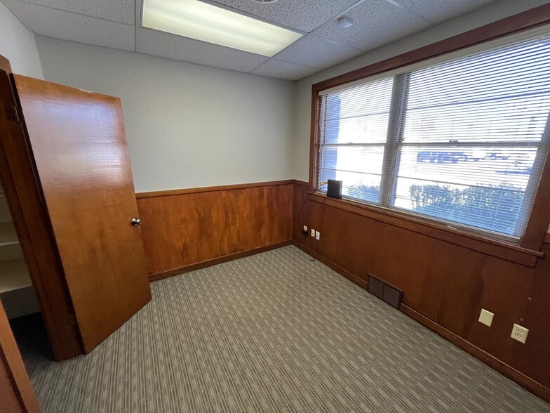 More Photos Of 209 S Pioneer Dr, Abilene Flex For Lease