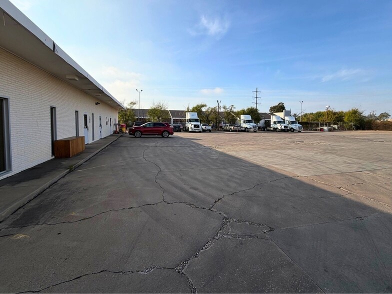 More Photos Of 11049 Shady Trl, Dallas Light Distribution For Lease