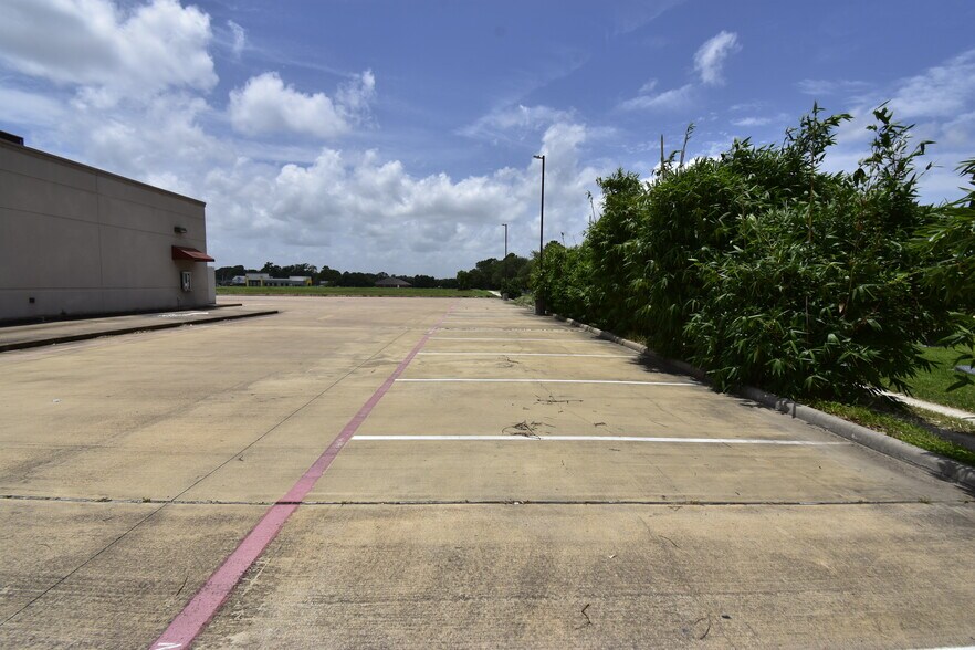 More Photos Of 253 N Bypass 35, Alvin Storefront For Lease