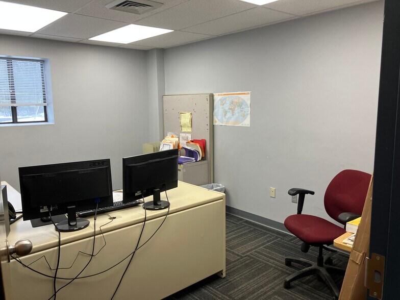 More Photos Of 50 E Dudley Town Rd, Bloomfield Contractor Storage Yard For Lease