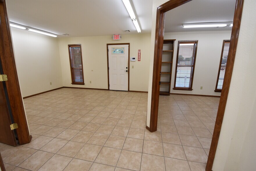 More Photos Of 701 W Broadway, Seminole Manufacturing For Sale