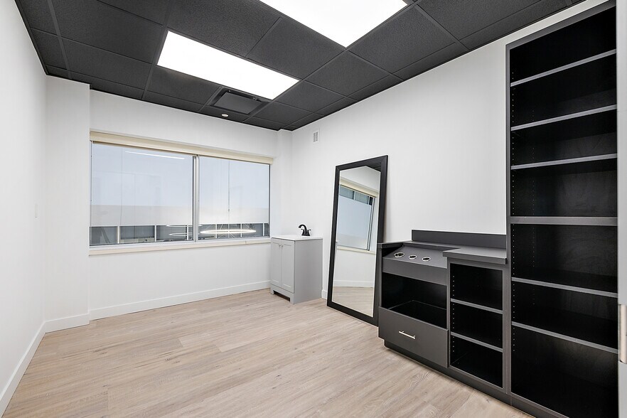 More Photos Of 801-803 W Big Beaver Rd, Troy Office For Lease
