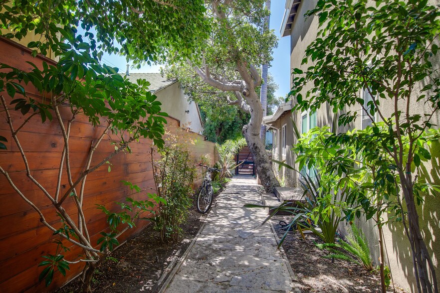 More Photos Of 565 Westminster Ave, Venice Apartments For Sale