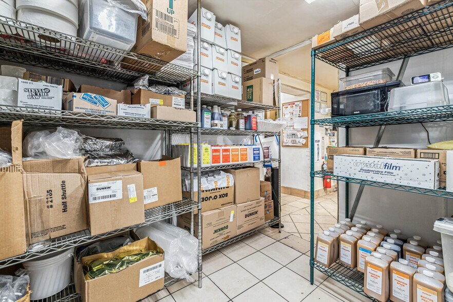 More Photos Of 20 County Road 39, Southampton Restaurant For Lease