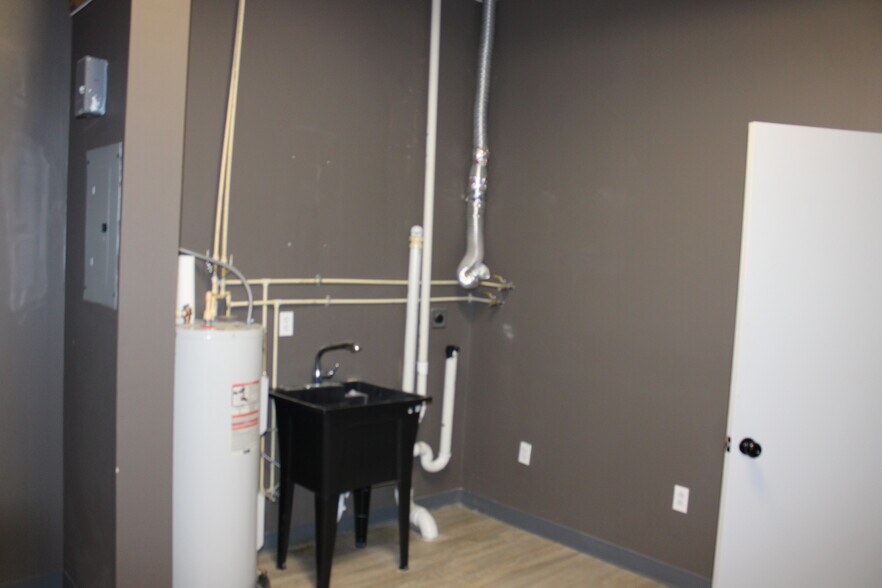 More Photos Of 2260-2292 Commercial Way, Spring Hill Storefront For Lease