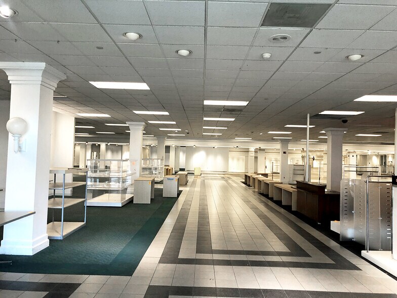 More Photos Of 706 Kirkwood Mall, Bismarck General Retail For Lease