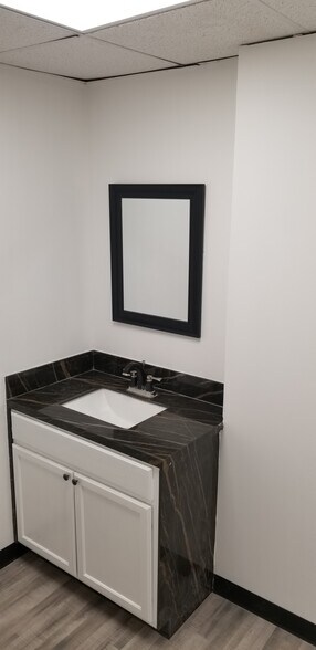 More Photos Of 10551 Goodnight Ln, Dallas Manufacturing For Lease