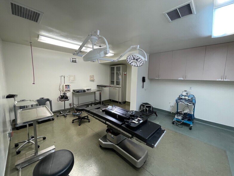 More Photos Of 10866 Riverside Dr, North Hollywood Hospital For Lease
