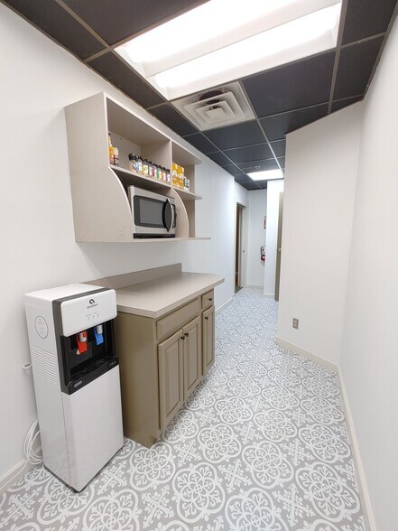 More Photos Of 9000 Cypress Green Dr, Jacksonville Office For Lease
