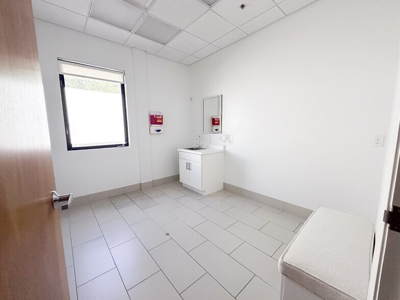 More Photos Of 6547 Star Ct, Laredo Office For Lease