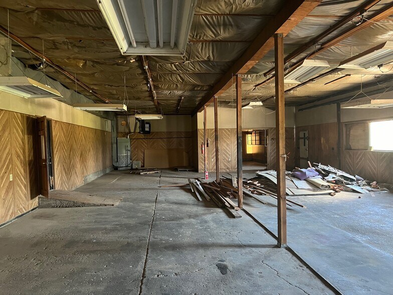 More Photos Of 941 SW Alder St, Dundee Warehouse For Sale